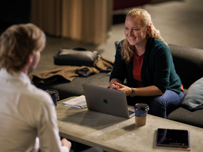 Mand og kvinde snakker