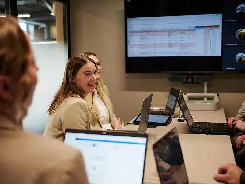 Personer til møde med skærm