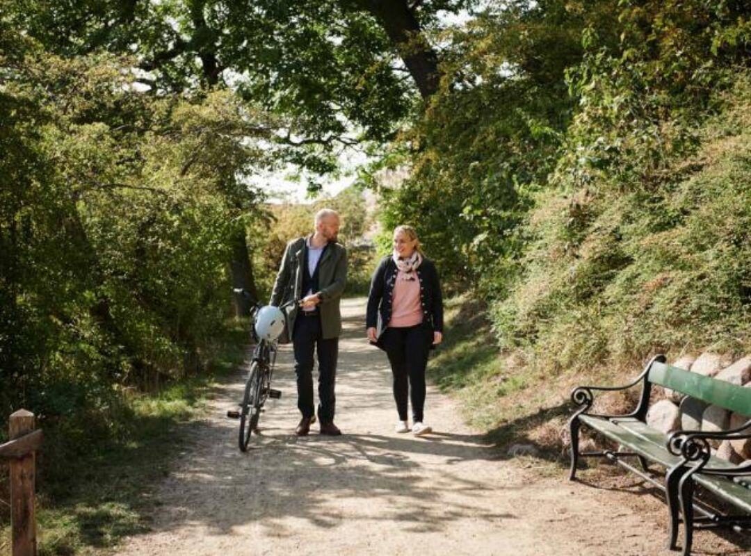 To personer i naturen med en cykel