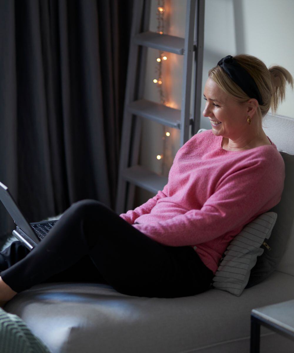 Kvinde kigger på Computer