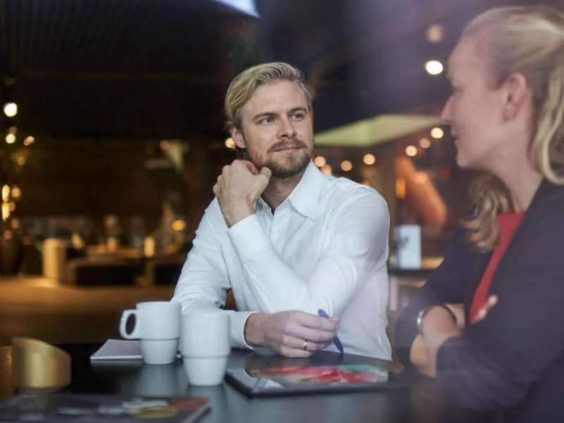 Personer taler om pay gap