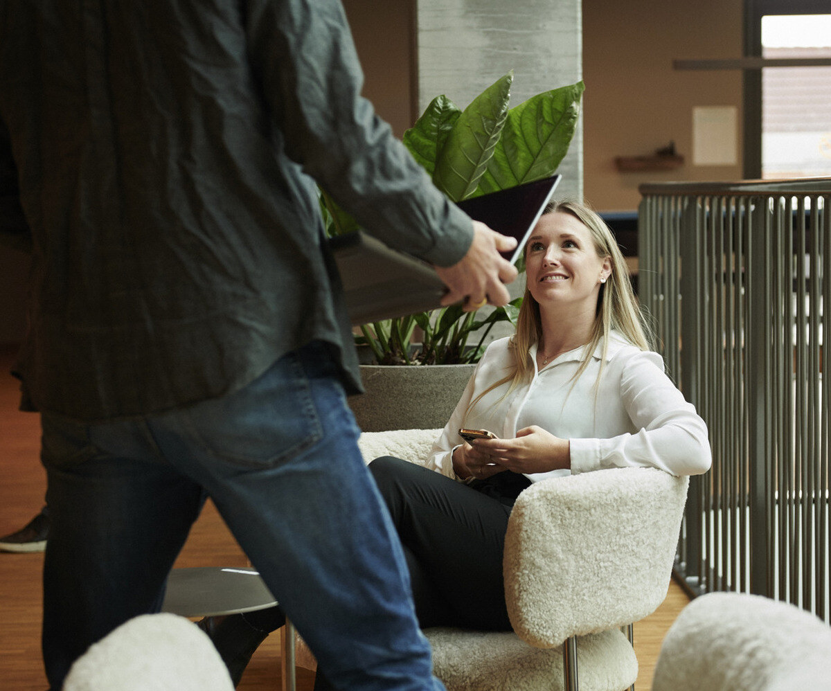 To personer taler sammen