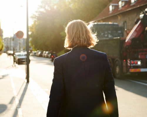 Billede af person der går på gaden