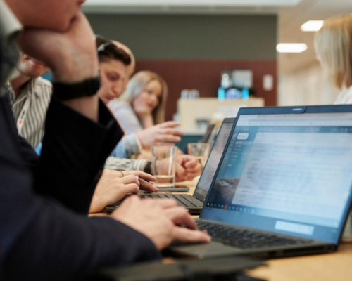 Billede af hænder og computer