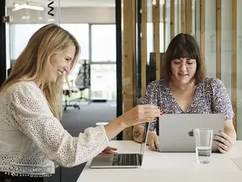 Kvinder taler om løntabu