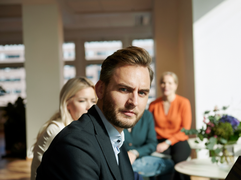 Mellem mennesker og mandat