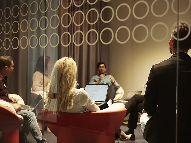 Personer taler om compliance