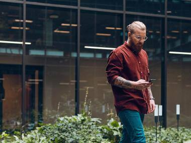 mand-udenfor-med-telefon