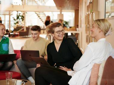 Personer taler om IT- sikkerhed