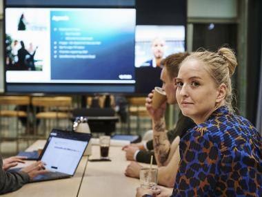 kvinde-kigger-til-moede