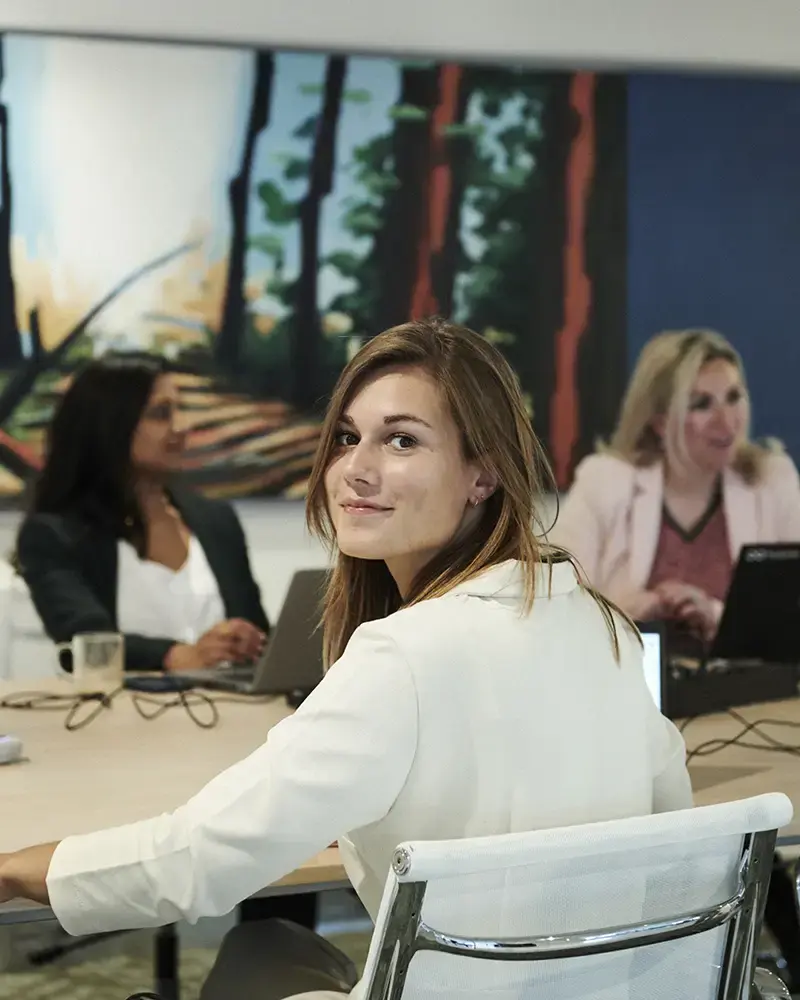 Kvinde taler om løn