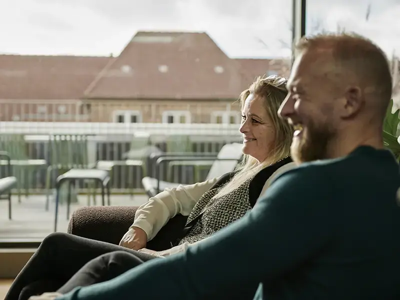 Personer taler om outsourcing