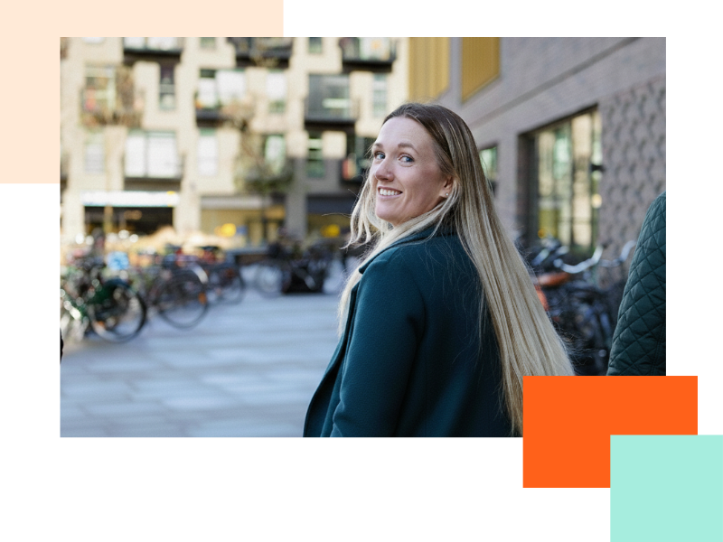 Kvinde går udenfor