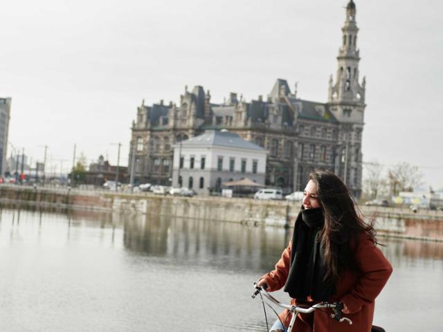 kvinde udenfor på cykel