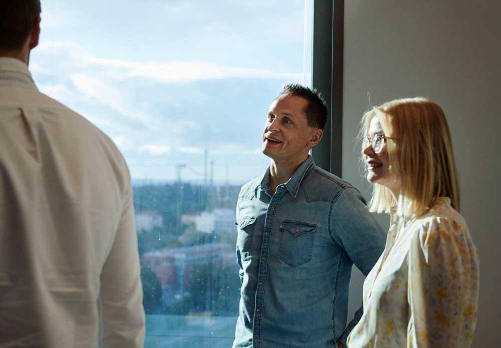 tre personer snakker