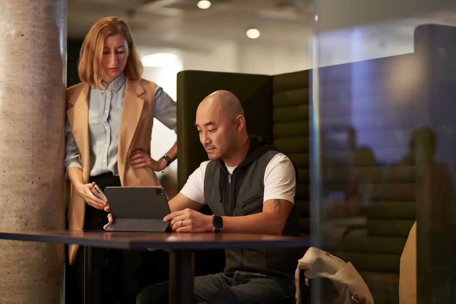 To personer optimerer lønprocesser med lønsystem til store virksomheder