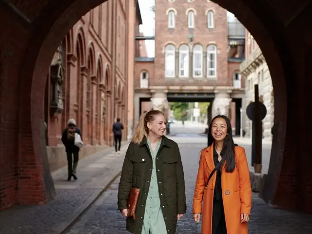 To kvinder ved Carlsberg Byen