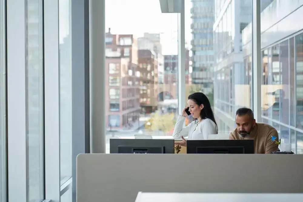 To kolleger administrerer løn i et innovativt lønsystem til store virksomheder