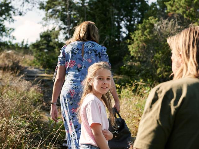 pige kigger i skoven