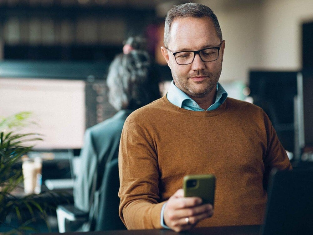 Mand tidsregistrerer