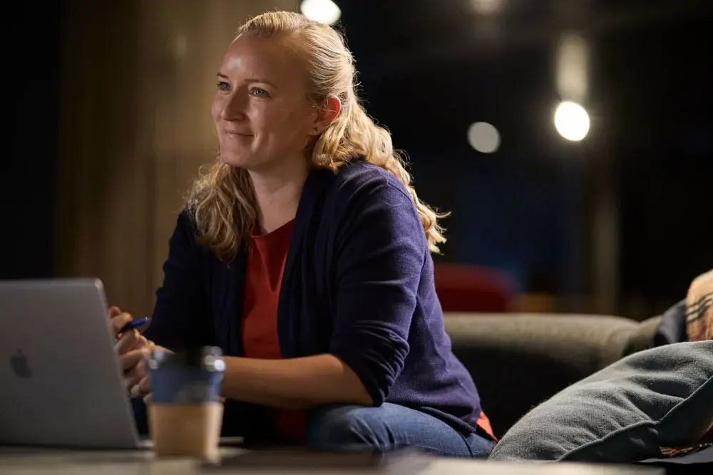 Lønspecialist arbejder i et digitalt lønsystem til store virksomheder