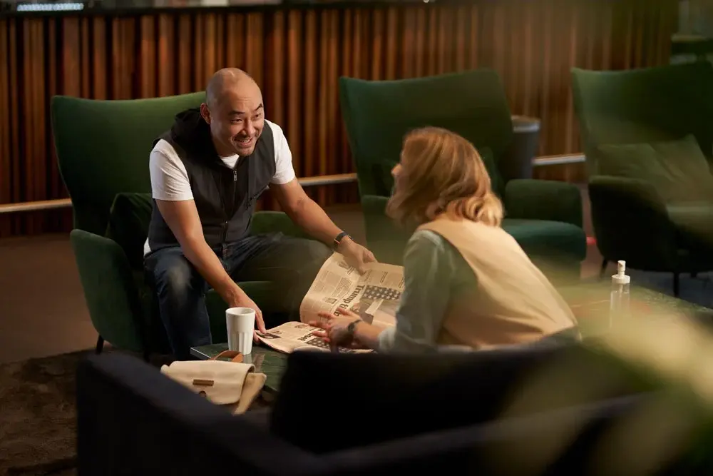 Kolleger gennemgår løndata i et moderne lønsystem til store virksomheder